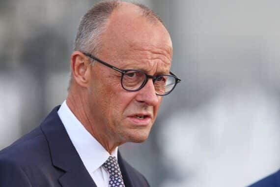 Friedrich Merz (CDU) steht vor Hintergrund Berlin; Fokus auf Schuldenbremse-Politik und Vertrauensdebatte.