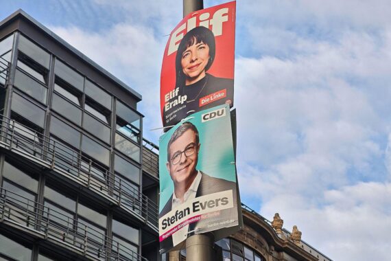 Wahlplakate zur Abgeordnetenhauswahl 2026 in Berlin: Stefan Evers und Elif Eralp, Hintergrund mit politischen Aussagen.
