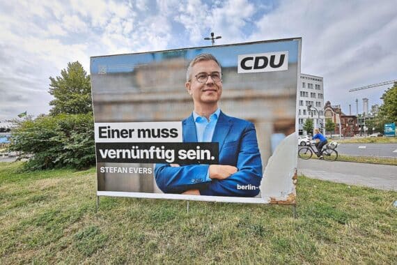 Wahlplakat der CDU mit Spitzenkandidat Stefan Evers, Interview zur Abgeordnetenhauswahl Berlin und Extremismus-Abgrenzung.