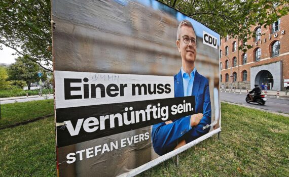 Wahlplakat der CDU Berlin mit Spitzenkandidat Stefan Evers, Thema: Forderungen gegen Obdachlose aus dem Schengenraum.