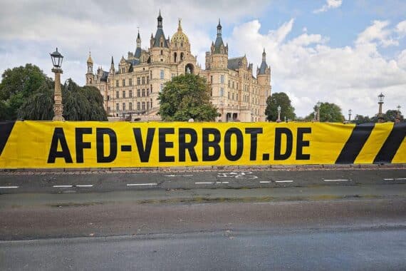 Demo für AfD-Verbot vor dem Landtag Mecklenburg-Vorpommerns, Archivfoto; Udo Di Fabio im Artikel.