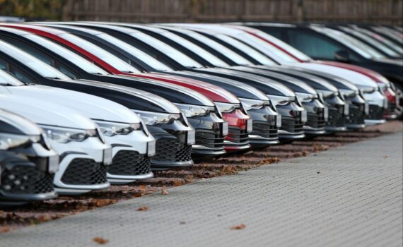Deutsche Pkw-Exporte: Millionen Neuwagen im Wert von 73,5 Milliarden Euro, Transport per Lkw/Schiff (Archiv: Autos).