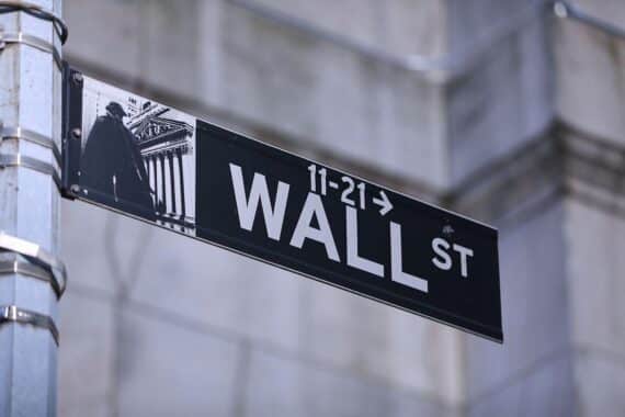 Straßenschild an der Wall Street, Börsenkursanstieg in New York, Ölpreis fällt, Märkte im Aufschwung.