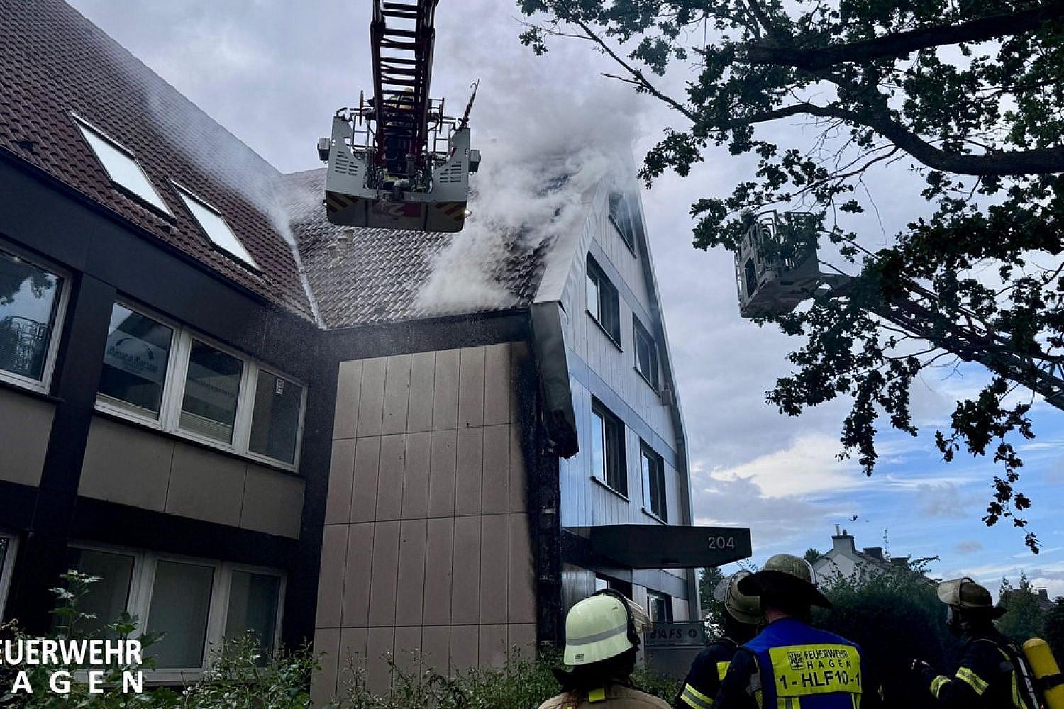 Fassadenbrand in Hagen greift auf Dachstuhl über