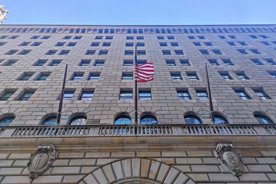 US-Notenbank Federal Reserve: Zentralbank-Gebäude/Logo, symbolisch für gestiegene Leitzinsen und Geldpolitik.
