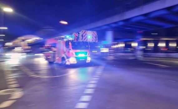 Berliner Feuerwehr im Einsatz an einem Umspannwerk in Moabit (Archiv), Nachtbrand an Baustelle und Anlage.