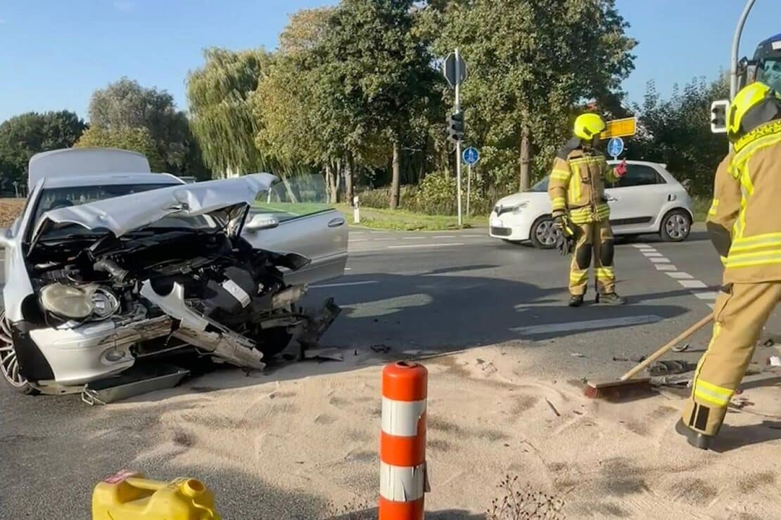 Feuerwehr Alpen rückt zu Unfall an Veener Ampelkreuzung aus