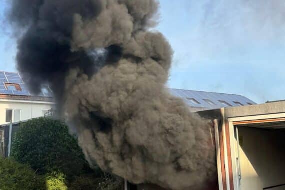 Feuerwehr im Einsatz: brennender Heu-Rundballen und Fahrzeugbrand in einer Garage, Rauchentwicklung in Bremerhaven.