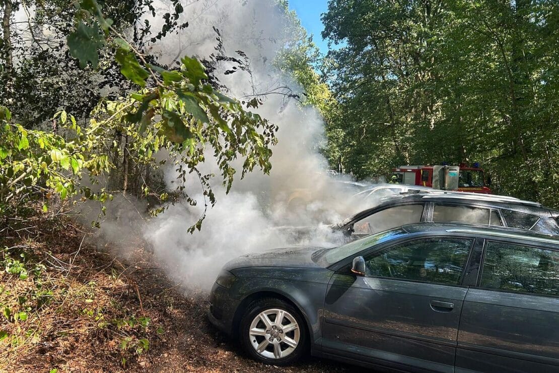 Feuerwehr Gangelt löscht brennende Autos am Wildpark