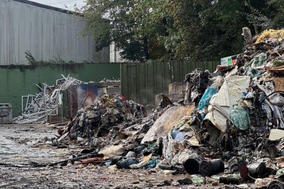 Feuerwehr im Einsatz bei Großbrand im Recyclingbetrieb Loerfeld (Archiv), umliegende Einsatzkräfte und Messfahrzeuge.