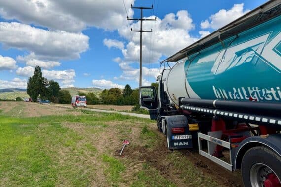 Feuerwehr im Einsatz: festgefahrener Tanklastzug bei Kläranlagenzufahrt, gesicherter Zugang, Feuerwehr Weinheim.