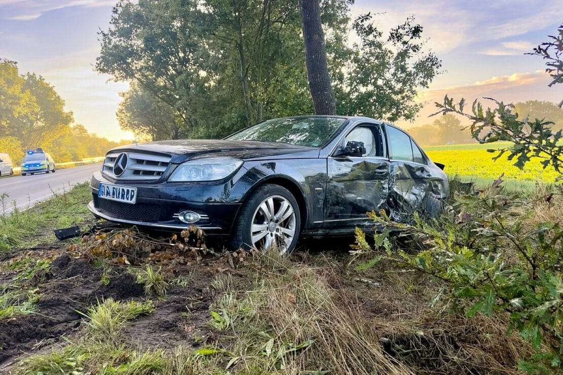 Feuerwehr befreit eingeklemmten Fahrer nach Unfall auf Garreler Straße bei Sage