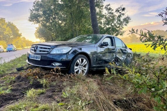 Verkehrsunfall in Großenkneten: Pkw und Transporter kollidiert, beschädigte Fahrzeuge, Feuerwehreinsatz.