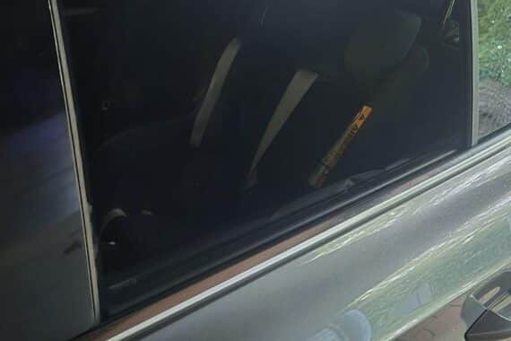 Feuerwehr öffnet mittels Federkörnern ein Autofenster, befreit einen eingeschlossenen Säugling.