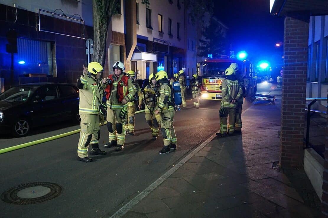 Feuerwehr löscht Kellerbrand in Ratinger Innenstadt