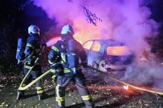 Feuerwehr im Einsatz, brennender Pkw auf der Alexanderhöhe in Iserlohn, Löschschaum, keine Verletzten.