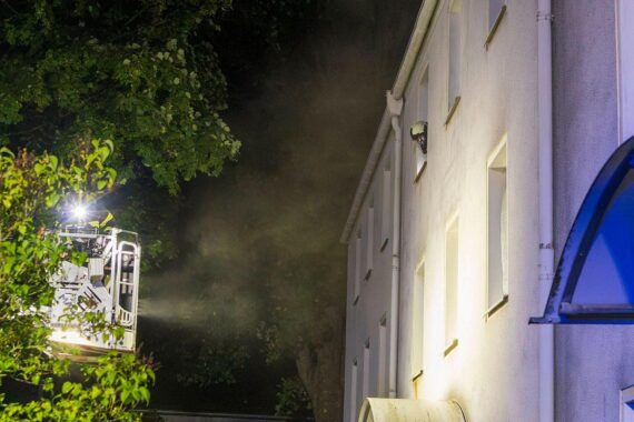 Feuerwehr im Einsatz in Iserlohn: Rauch nach Trocknerbrand in einem Mehrfamilienhaus (Archivfoto).