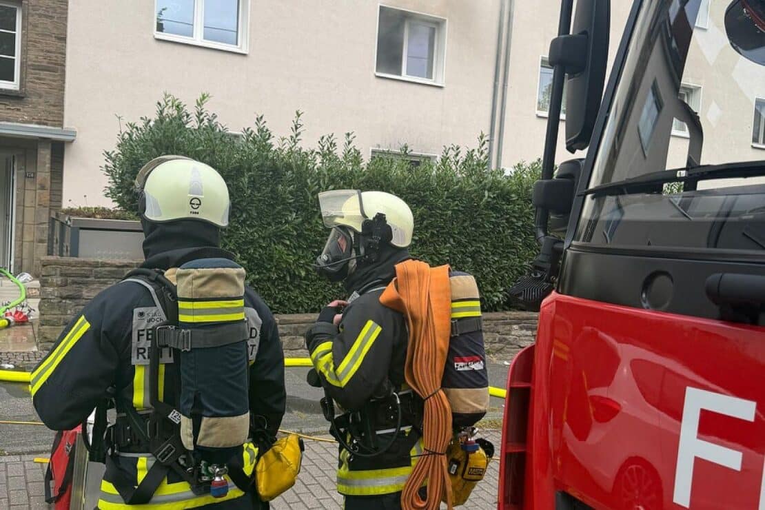 Feuerwehr rettet zwei Personen bei Wohnungsbrand in Bochum-Weitmar
