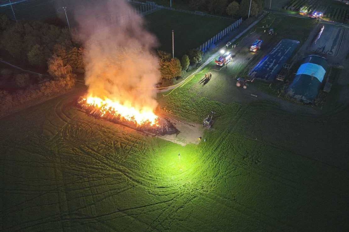 Feuerwehr verhindert Ausbreitung bei Strohmietenbrand in Voerde
