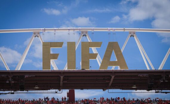 FIFA-Logo bei der Fußball-WM 2026; Gianni Infantino fordert unabhängige externe Governance-Überprüfung.