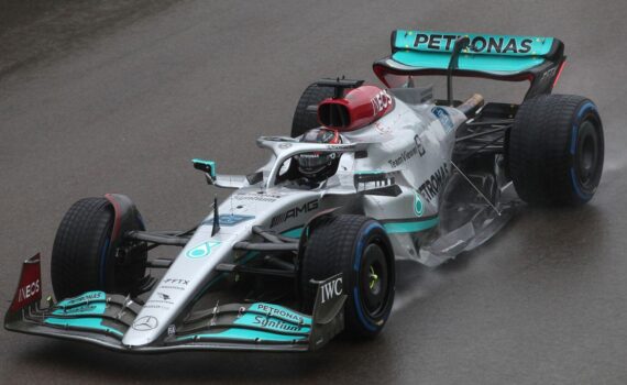George Russell (Mercedes) feiert den Sieg beim Großen Preis von Aserbaidschan in Baku, Max Verstappen knapp dahinter.
