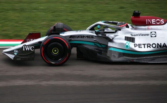 George Russell sichert in Baku die Pole-Position; dahinter Leclerc Zweiter, Piastri Dritter im F1-Qualifying.