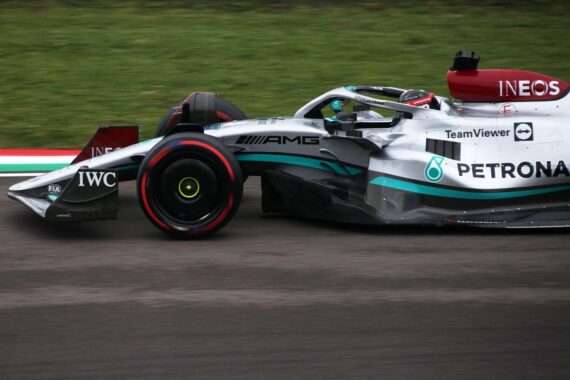 George Russell sichert in Baku die Pole-Position; dahinter Leclerc Zweiter, Piastri Dritter im F1-Qualifying.