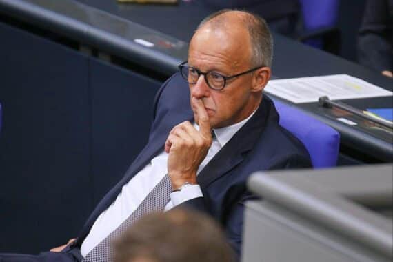 Friedrich Merz vor politischem Hintergrund, berichtet über Umfragewerte und Wählergunst in Deutschland.