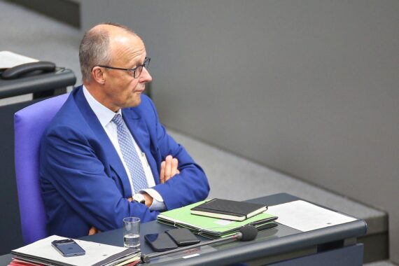 Friedrich Merz in Berlin, während Umfragewerte zu AfD und CDU/CSU sinken.