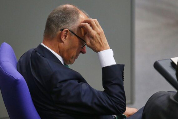 Friedrich Merz steht vor einer politischen Szenerie, als Bild zu sinkenden Unionswerten im RTL-ntv-Trendbarometer.