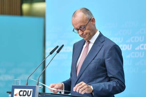 Friedrich Merz im Porträt vor Bericht über AfD-Wahlergebnisse und sinkende Union in Umfragen.