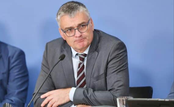 Stefan Kornelius im Archivfoto, daneben Diskussion über Forsa-Umfragen und Umfragewerte in Berlin.