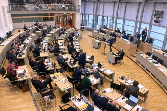 Sitzung des Landtags Sachsen-Anhalt (Archiv): Politikerinnen und Abgeordnete im Parlament.