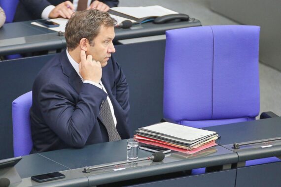 Thorsten Frei kritisiert Lars Klingbeils Haushaltskonzept; steigende Zinsausgaben, kalte Progression und Schuldenreduktion im Fokus.