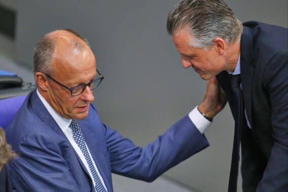 Friedrich Merz und Thorsten Frei im Archivfoto; CDU-Bundeskanzler-Sicherheit und Fraktionsunterstützung im Fokus.