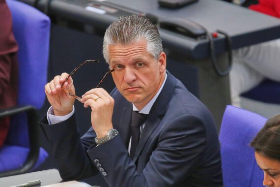 Thorsten Frei (CDU) vor Berliner Hintergrund, Thema: Grundgesetz Art. 37 und wehrhafte Demokratie.