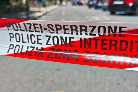 Polizei-Absperrung in der Schweiz; Rettungseinsatz nach schwerem Unfall eines Reisebusses.