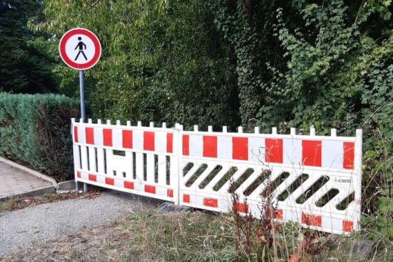 Fußgängerverbotsschild am gesperrten Fußweg am Straßdorfer Berg bei Schwäbisch Gmünd, baufälliger Zustand.
