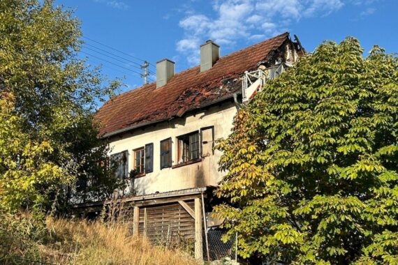 Feuer in Gartenlaube in Niederkirchen, Feuerwehr im Einsatz, Polizei am Brandort, Haus unbewohnbar.