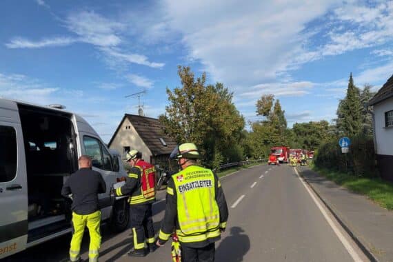 Feuerwehreinsatz in Königswinter: Gasleitung beschädigt, Straße gesperrt, Evakuierung und Sicherung der Leitung.