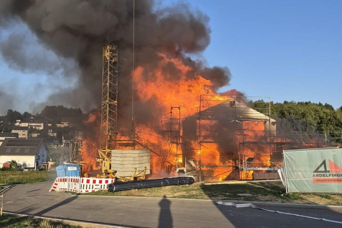 Gebäudebrand auf Baustelle in Mengen-Rulfingen