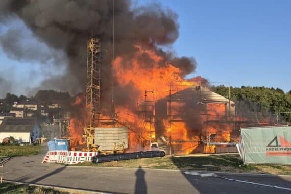 Feuerwehr im Vollbrand: brennendes Baustellengebäude in Mengen-Rulfingen, starke Rauchentwicklung. (Archiv)