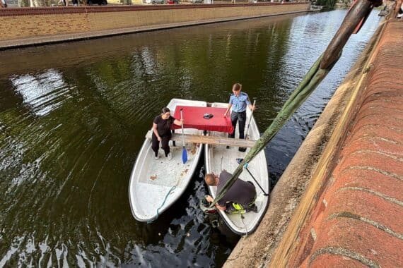 Gestohlener Roller wird aus dem Mühlenteich in Bad Kreuznach mit Kran geborgen.