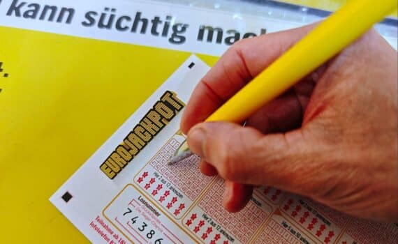 Spielschein für Eurojackpot (Archiv) mit Gewinnzahlen 17, 23, 33, 46, 47 und Eurozahlen 4, 5.