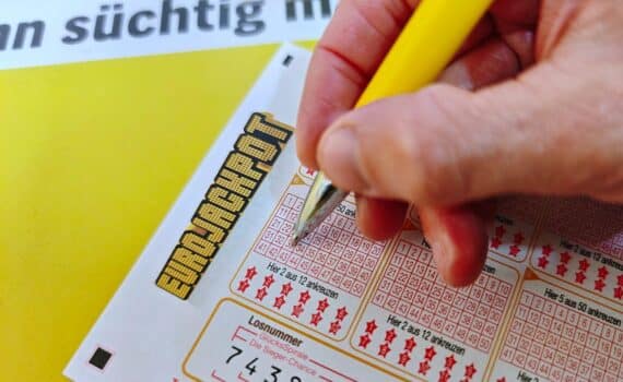 Spielschein für Eurojackpot mit Gewinnzahlen: 5, 14, 31, 33, 43 und Eurozahlen 3, 4.
