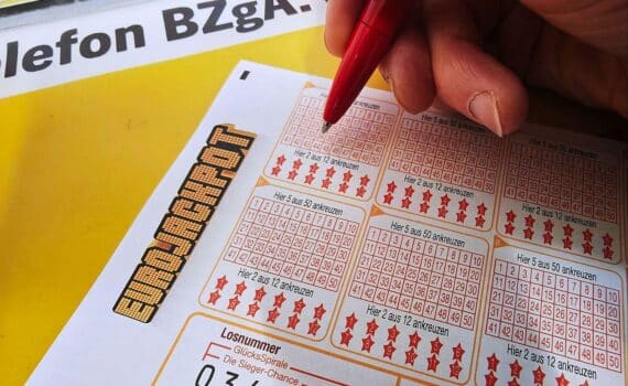 Eurojackpot-Spielschein mit Gewinnzahlen und Eurozahlen 5 und 10.