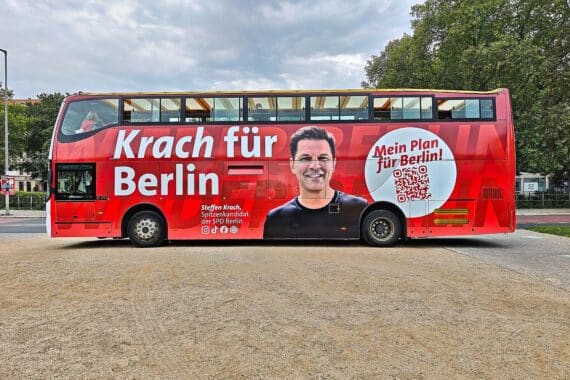 Bus mit Wahlwerbung für Steffen Krach (SPD) in Berlin (Archivfoto).