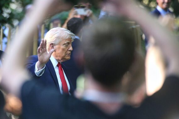 Donald Trump im Archiv, davor Pool-Medien: ABC, CBS, Fox News und NBC schränken Trump-Berichte ein.