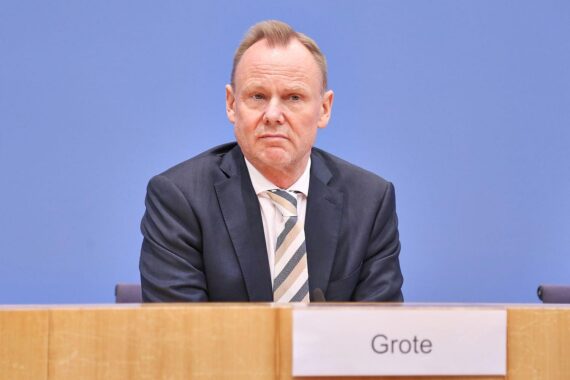 Andy Grote (SPD), Innenministerkonferenz-Vorsitzender, warnt vor russischen hybriden Angriffen und AfD als Sicherheitsrisiko.