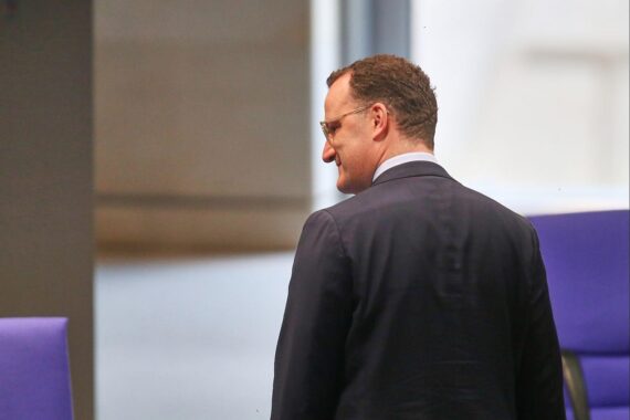 Jens Spahn im Archivfoto in Berlin; Grünen-Politikerin Paula Piechotta kommentiert seinen Rückzug.